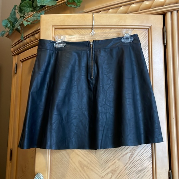 Whimsey black faux leather flare skirt size large - Picture 4 of 6